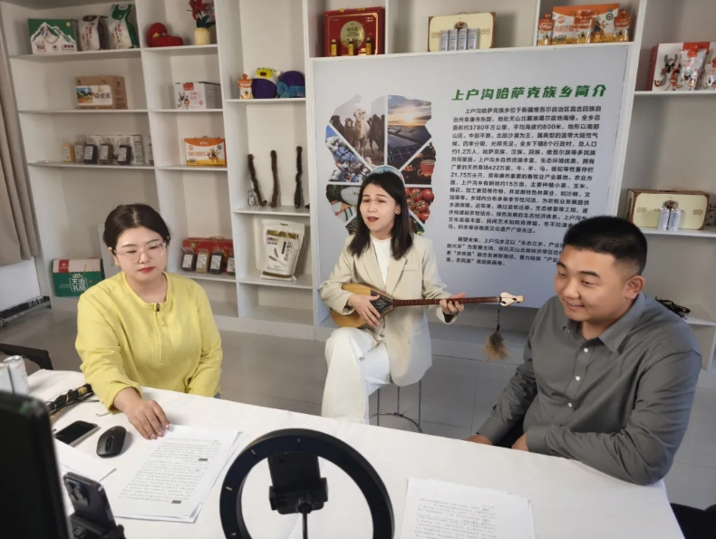 阜康上户沟乡直播现场：博格达下非遗展演 + 农货带货，点赞破 5 万